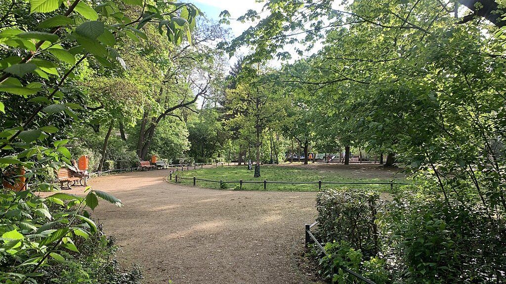 Kollwitzplatz, westlicher Eingang Knaackstraße