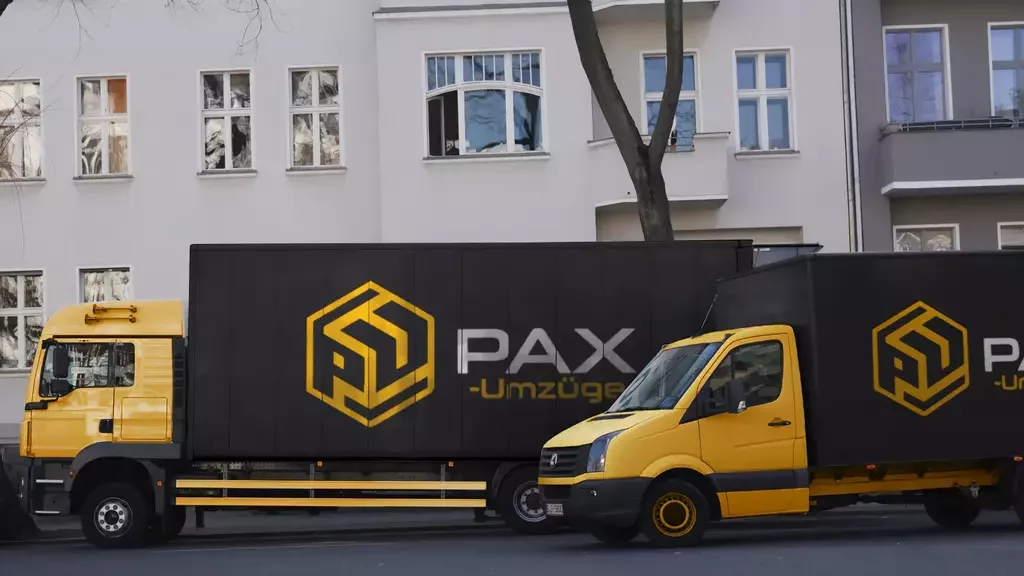 Schwarze Fahrerkabinen und silberne Felgen eines Pax Umzüge Berlin Transporters