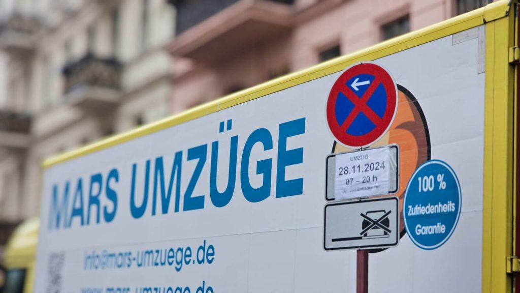 Halteverbotsschild steht vor einem Umzugsfahrzeug in Berlin