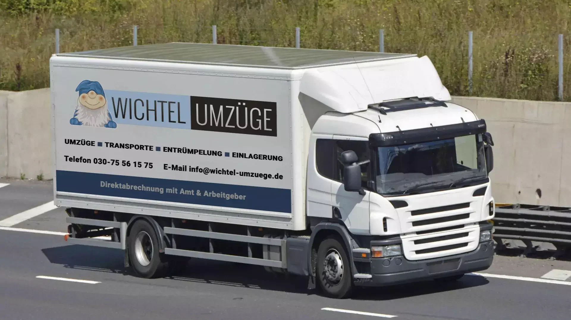Wichtel Umzüge Umzugswagen vor einem Berliner Stadtteil
