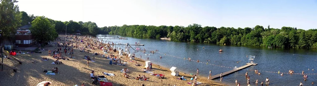 Ein Blick auf den Strand am Plötzensee in Berlin, Wedding